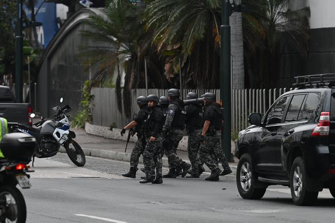 Ekvadorska policija je v luči poostrenih varnostnih razmer v času izrednega stanja izvedla operacije proti kriminalnim združbam in aretirala 70 ljudi ter zasegla večjo količino orožja, eksplozivnih naprav in vozil, so danes sporočile oblasti v Quitu. Osvobodili so tudi tri policiste, ki so jih ugrabile tolpe in pridržali 17 pobeglih zapornikov. | Foto: Guliverimage