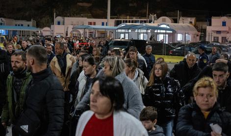 Otok Santorini zaradi niza potresov zapustilo že več tisoč ljudi #video