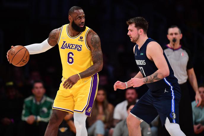 Luka Dončić | Luka Dončić je z Dallasom v gosteh premagal Los Angeles Lakers LeBrona Jamesa. | Foto Reuters