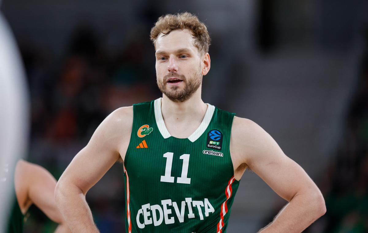 Cedevita Olimpija Jaka Blažič | Jaka Blažič je na sredini tekmi igral 13 minut in dal štiri točke, proti koncu ga trener ni več poslal na parket. | Foto Aleš Fevžer