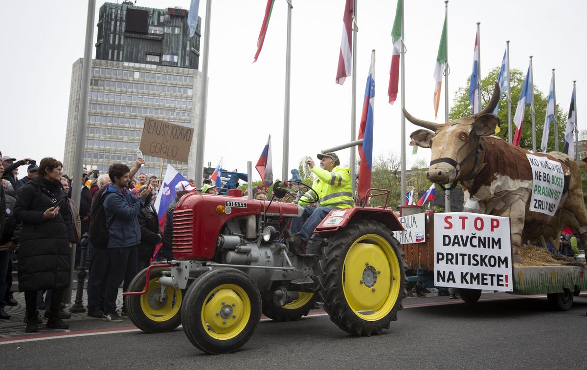 Protestni shod Sindikata kmetov Slovenije. Traktor, kmet, protest. | V torek je pred poslopjem DZ v središču Ljubljane potekal drugi protestni shod kmetov v zadnjem mesecu dni. Po oceni predsednika sindikata kmetov Antona Medveda je na njem sodelovalo več kot 1.500 traktorjev in več tisoč ljudi. | Foto Bojan Puhek