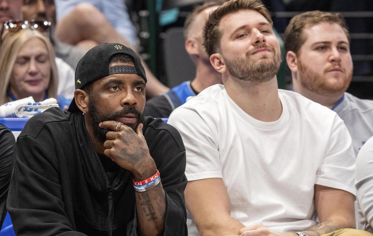 Luka Dončić, Kyrie Irving | Luka Dončić in Kyrie Irving sta tekmo spremljala s klopi. | Foto Guliverimage