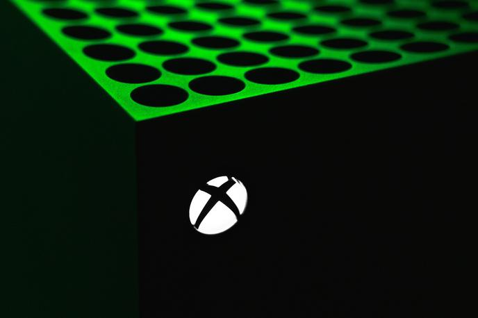 Xbox, Xbox Series X | Medtem ko je Microsoft v Sloveniji že desetletja prisoten z uradno podružnico s sedežem v Ljubljani, je Slovenija za njegovo vejo s področja videoiger, Xbox, ki obstaja od leta 2001, tako rekoč država tretjega sveta. Stvari so se na bolje malce spremenile leta 2023, ko je v Sloveniji postala dostopna storitev PC Game Pass, ki pa je na voljo zgolj igralcem na osebnih računalnikih. | Foto Shutterstock