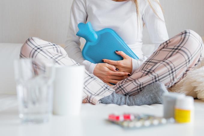 Menstrualne krče pomagajo omiliti topli obkladki. | Foto: Getty Images