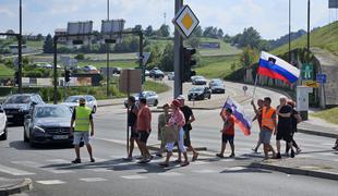 Civilna iniciativa v Šentilju s protestnim sprehodom čez cesto za rešitev težav s prometom