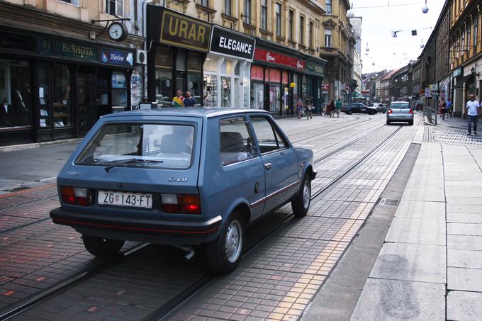 Antonija Buntak juge uporablja tudi za osebne prevoze in kamorkoli se z njimi pripelje, vzbudi veselje in plaz spominov. | Foto: Arhiv Yugocar Adventure