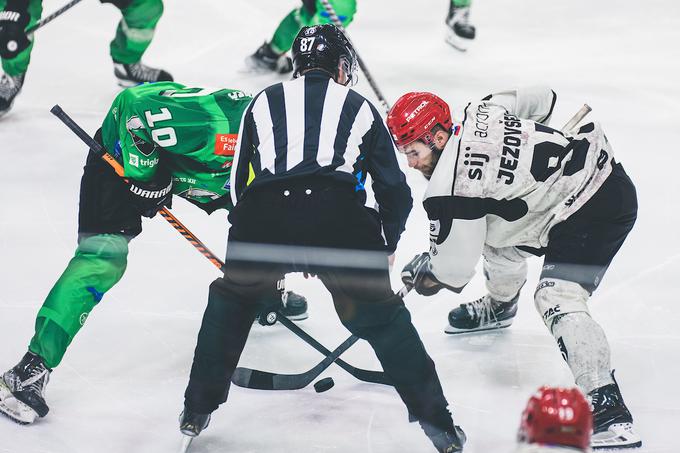 Na jeseniški strani so izpostavljali izgubljene sodniške mete. | Foto: Grega Valančič/Sportida