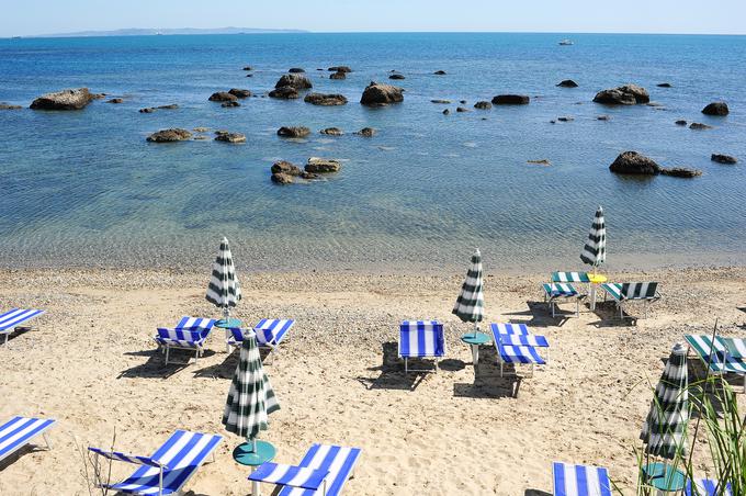 Za jadranski del obale, kjer je najpomembnejše letoviško mesto Drač, so značilne dolge in široke peščene plaže. | Foto: Thinkstock