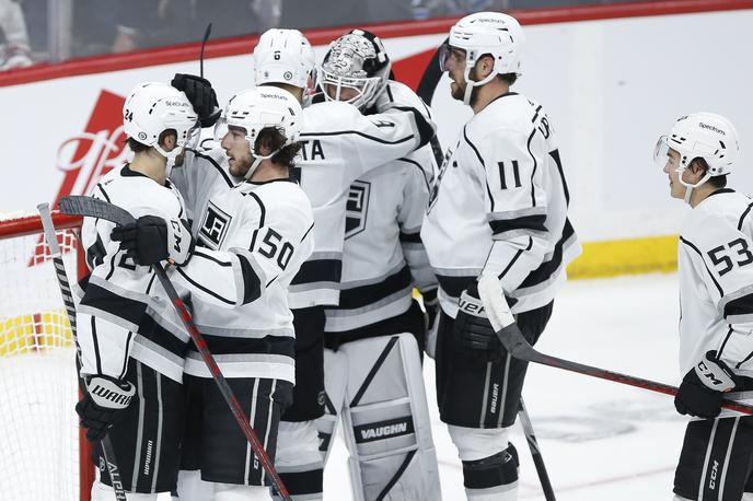 Los Angeles Kings Winnipeg Jets | Anže Kopitar s soigralci do pomembne gostujoče zmage. Kapetan je k njej prispeval zadetek in podajo. | Foto Guliverimage