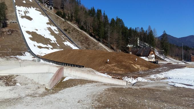 Od 8 do 9 tisoč kubikov snega so v Planici pokrili s sekanci. | Foto: 