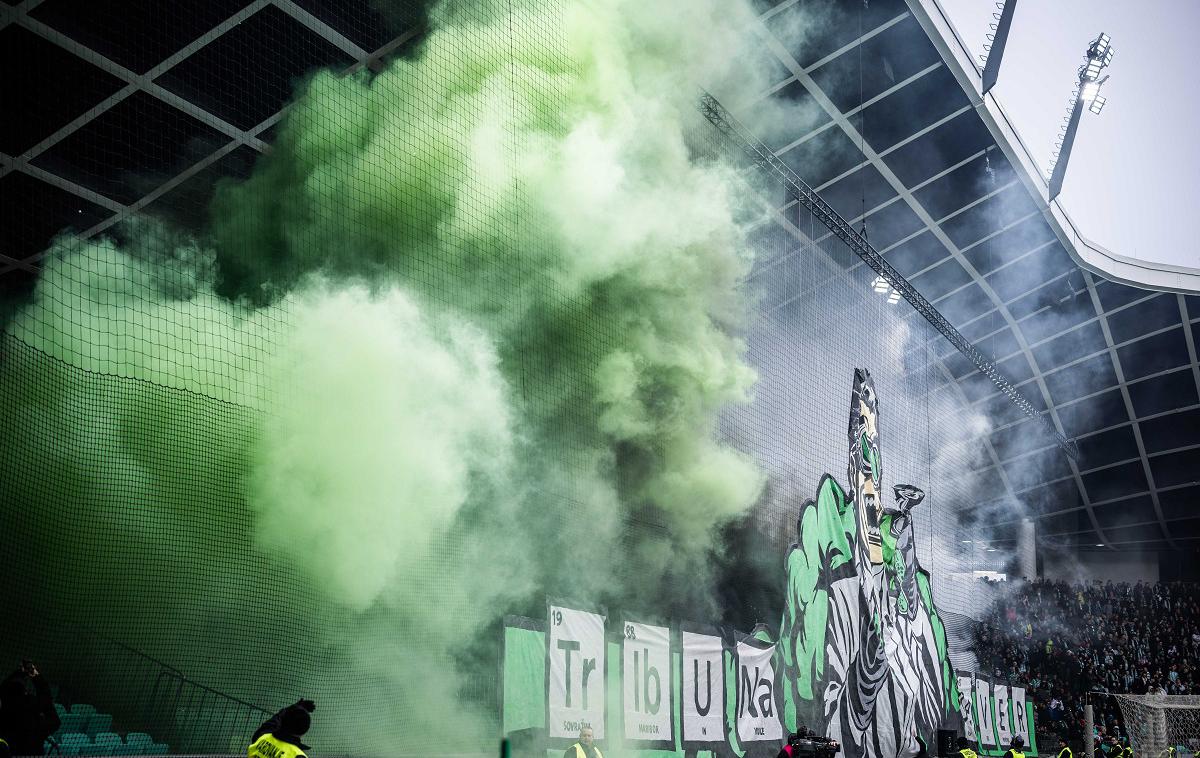 Olimpija, navijači | Green Dragons so na večnem derbiju izobesili sporen transparent. | Foto Jure Banfi