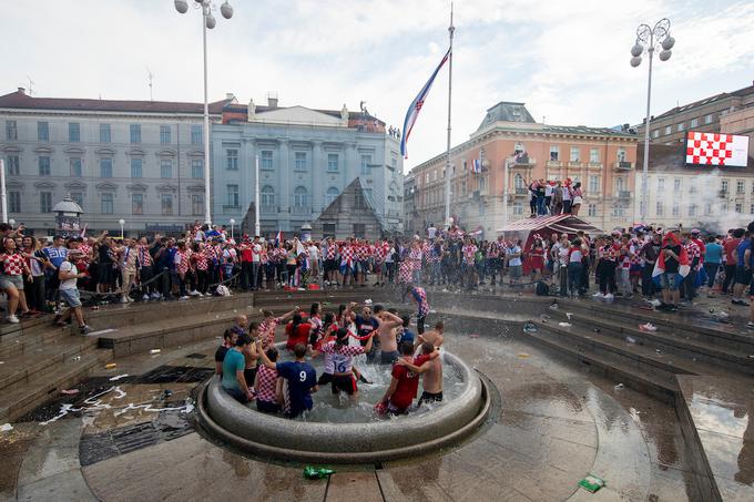 Finale se ne igra, finale se zmaguje, se glasi znana športna krilatica. Hrvaški nogometaši včeraj res niso zmagali (Francozi so jih nadigrali s 4:2), a so zmago dosegli že z uvrstitvijo v finale. Hrvaški navijači so si sinoči pri proslavljanju naslova svetovnih podprvakov pošteno dali duška. Varna ni bila niti mestna fontana na Trgu bana Jelačića v središču Zagreba.  | Foto: Urban Urbanc/Sportida