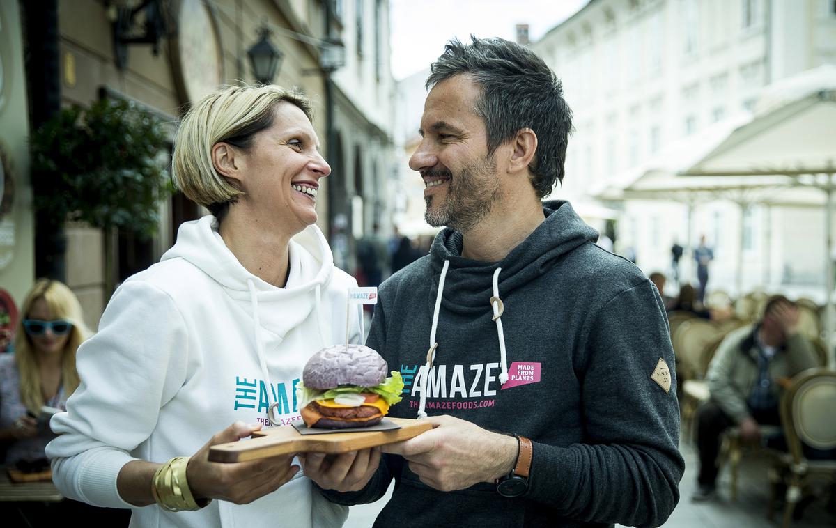 The Amaze Foods | Burger je 100-odstotno rastlinski, a ima vse, kar se od burgerja pričakuje: mesnat videz, zadimljeno aromo in sočnost.  | Foto Ana Kovač