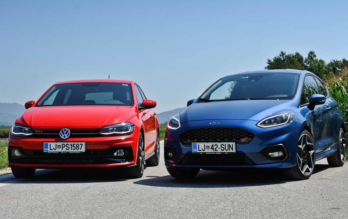 Volkswagen polo GTI in ford fiesta ST | Čeprav VW pola poganja dvolitrski, fiesto pa le 1,5-litrski motor in ima tudi en valj več, je moč obeh pogonov enaka - 200 "konjev". | Foto Gašper Pirman