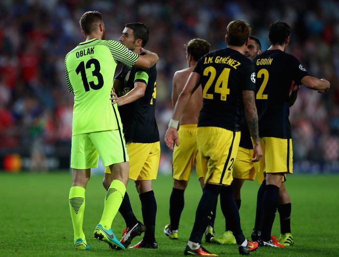 Slovenskemu vratarju je po tekmi v objem skočil tudi kapetan Gabi. | Foto: Guliverimage/Getty Images