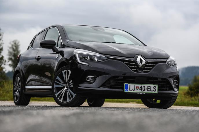 Renault clio | Clio 5. generacije ima ožja žarometa, preoblikovane dnevne luči LED, meglenke, masko in vzvratni ogledali. Gume 205/45 R17 na platiščih initiale paris so serijske. | Foto Gašper Pirman