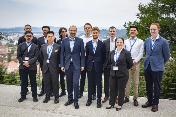 Tekmovanje mladih sommelierjev Združenja Chaine des Rotisseurs. sommelier vino | Sodelujoči na letošnjem tekmovanju mladih sommelierjev z vodjem sodniškega odbora Salvatorejem Castanom | Foto Bojan Puhek