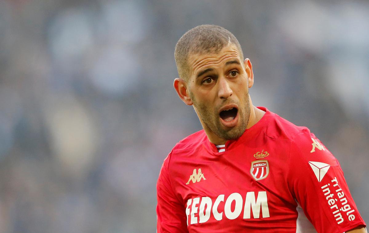 Islam Slimani | Islam Slimani je v prejšnji sezoni kot posojen nogometaš Leicester Cityja igral za Monaco. V 19 nastopih je zabil devet golov. Izkušeni Alžirec zdaj ostaja v Franciji, a se seli v Lyon, z nekdanjimi angleškimi prvaki pa je dokončno prekinil sodelovanje. | Foto Reuters