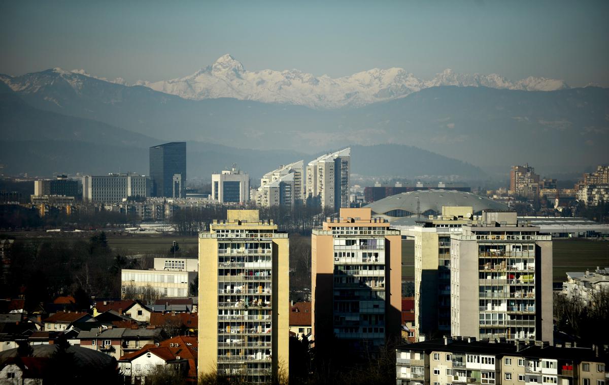 Stanovanjski bloki | V Sloveniji je okoli petina stanovanjskega fonda nenaseljenega. Mnogi lastniki si namreč svojih stanovanj ne želijo plasirati na najemniški trg tudi zaradi bojazni, da najemnika, ki ne plačuje najemnine in stroškov ali drugače krši najemno pogodbo ne bodo mogli izseliti iz stanovanja. | Foto STA