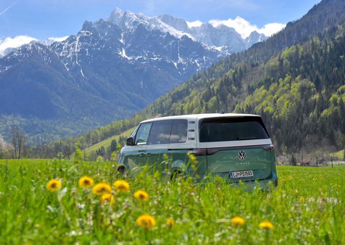 Dimenzijsko in tehnično sodi vmes med klasični enoprostorec in kombi. | Foto: Gregor Pavšič