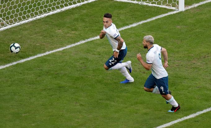 Za Argentino je najprej zadel Lautaro Martinez, potem pa še Sergio Agüero. | Foto: Reuters