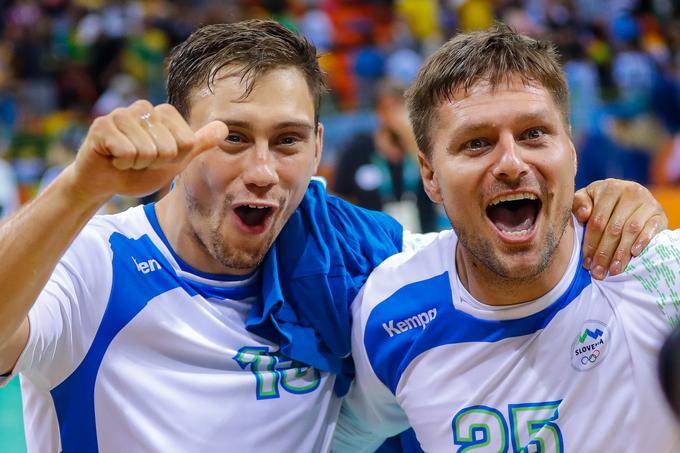 Darko Cingesar (levo) je del škofjeloškega terceta. Da ga Vujović zelo ceni, je dokazal tudi s povabilom v Zagreb, kjer bo igral v prihodnjih sezonah. Cingesar je bil eden najbolj izpostavljenih členov slovenske obrambe. Ne le da je zbral največ izključitev v ekipi, ampak tudi na celotnem turnirju. Skupaj 22 minut. Na svojem drugem velikem reprezentančnem tekmovanju je imel še pomembnejšo vlogo kot januarja. | Foto: Stanko Gruden, STA