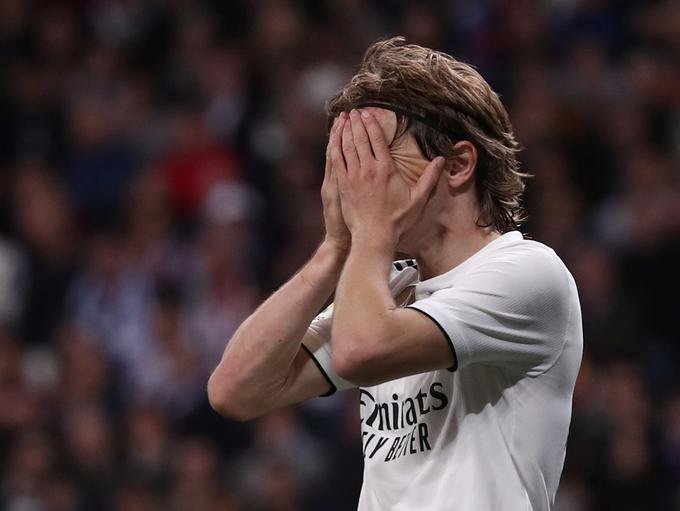 Luka Modrić je še drugič v tem tednu prejel zaušnico Barcelone, ki je na dobri poti k osvojitvi dvojne španske krone. | Foto: Reuters