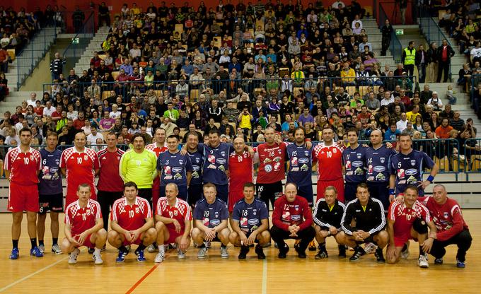 Zadnje srečanje na memorialni tekmi Iztoka Puca (Saračević je v zgornji vrsti sedmi z desne, Pušnik skrajno desno spodaj) | Foto: Urban Urbanc/Sportida