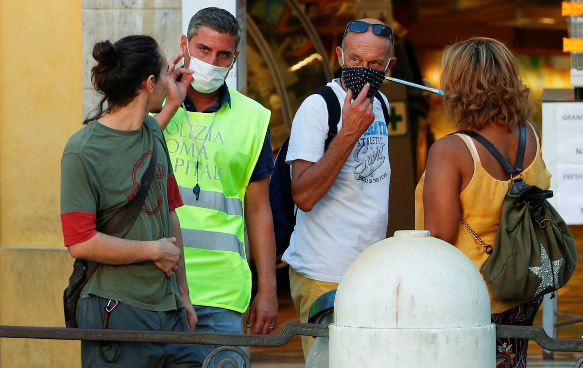 Rim maske | Za vstop v Italijo sicer trenutno še velja, da morajo prebolevniki in cepljeni obvezno predložiti tudi negativen izvid testa na novi koronavirus. | Foto Reuters