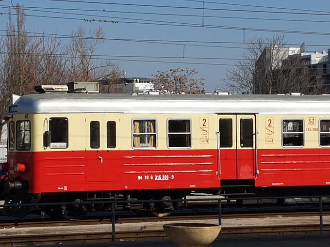 Predvsem ob delavnikih se zaradi pomanjkanja kompozicij na nekaterih vlakih še vedno pojavljajo starejše kompozicije, tudi takšne, ki segajo v sedemdeseta leta prejšnjega stoletja.S prihodom novih, že naročenih, bodo te staroste zasluženo odromale v pokoj. | Foto: Srdjan Cvjetović