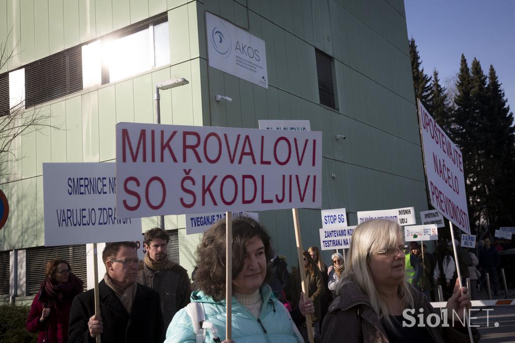 Shod proti uvajanju tehnologije 5G v Sloveniji - preds stavbo AKOSa.