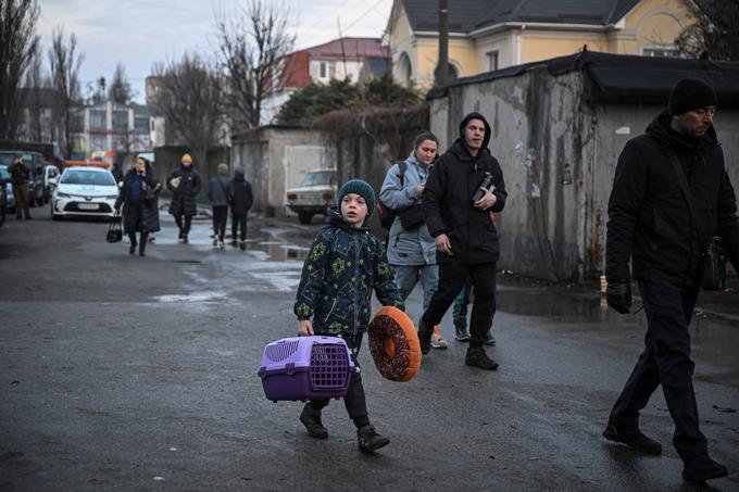 Ljudje bežijo pred nevarnostjo.  | Foto: Reuters