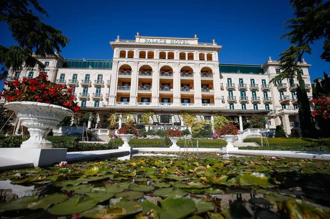 Ob odprtju 20. avgusta leta 1910 je imel portoroški hotel Palace 300 sob, številne luksuzne dvorane za obede in druženja, bare, prepoznaven vstopni del recepcije in garaže. Spadal je med najelitnejše hotele na Jadranski obali in velja za začetnika portoroškega turizma, kot ga poznamo danes. | Foto: Anže Malovrh/STA