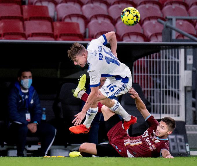 Slovenski nogometaš Rijeke Adam Gnezda Čerin v akciji na tekmi v Köbenhavnu. | Foto: Reuters