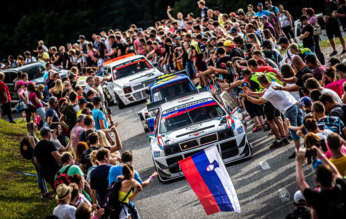 Gorska dirka Lučine | Tako je občinstvo po koncu dirke pozdravilo Milana Bubniča (lancia delta). Zmagal je v državnem prvenstvu, skupno pa premoč priznal le Vladimirju Stankoviču s formulo. | Foto Uroš Modlic