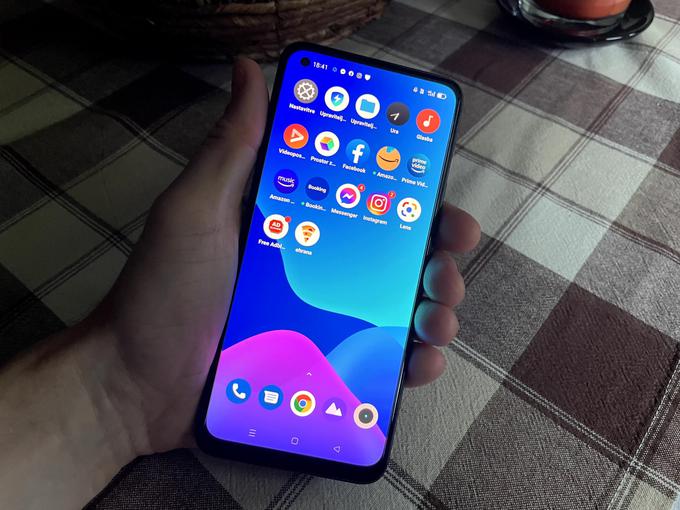 Realme 8 Pro pri teži prihrani z uporabo plastike, ki pa je prsti tako rekoč ne zatipajo oziroma ne deluje tako ceneno, da bi bila moteča.  | Foto: Matic Tomšič