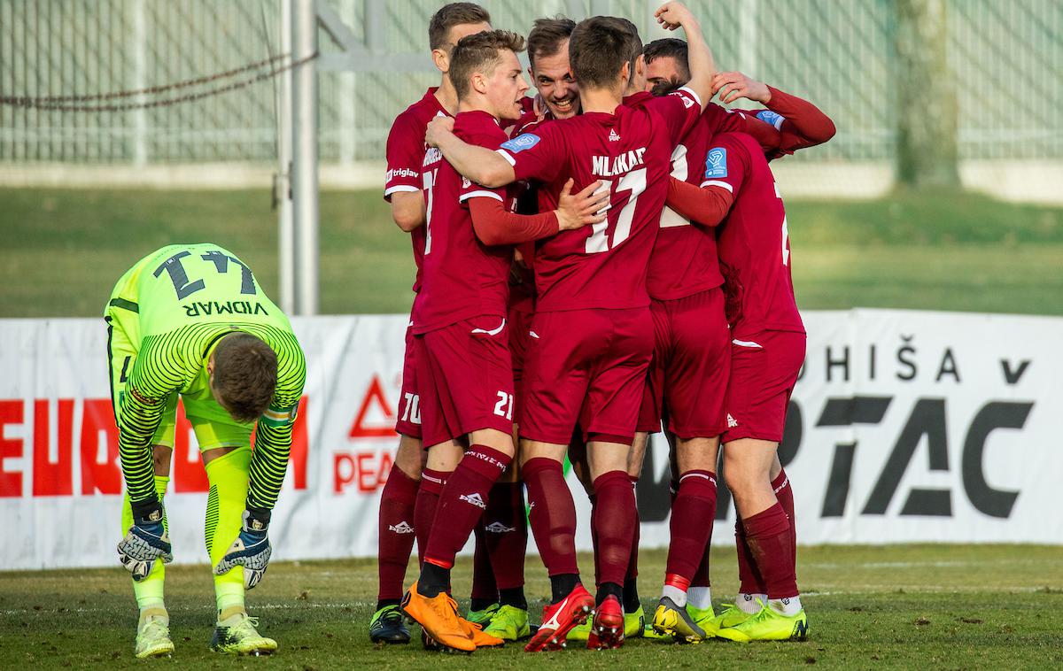 NK Triglav NK Olimpija | Veselje nogometašev Triglav in razočaranje kapetana Olimpije. | Foto Vid Ponikvar