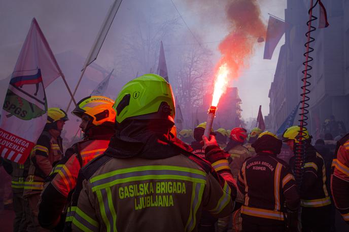 Protestni shod poklicnih gasilcev pred poslopjem vlade. gasilci | Foto Žiga Krančan