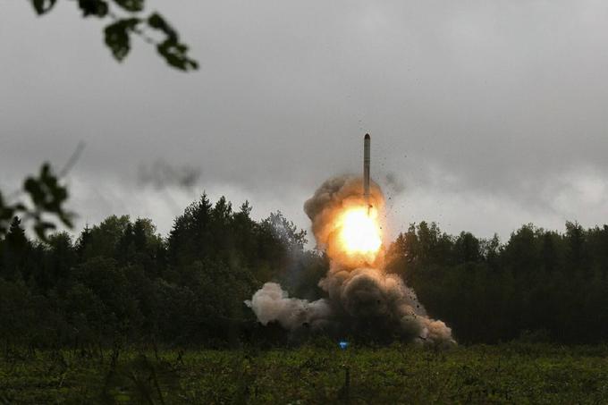 Taktično jedrsko orožje je v teoriji namenjeno uničevanju ciljev, kot so tankovski bataljoni, flote vojaških ladij ali letalonosilke. "Taktično" je po mnenju nekaterih poznavalcev jedrske oborožitve sicer zgolj beseda na papirju, saj lahko moč takšnega orožja tudi za nekaj magnitud presega atomski bombi, odvrženi na Hirošimo in Nagasaki. Taktična raketa s stokilotonsko jedrsko konico lahko namreč brez težav uniči tudi večje mesto. Na fotografiji izstrelitev ruske balistične rakete Iskander-K, ki je lahko opremljena tudi s "taktično" jedrsko bojno glavo.  | Foto: AP / Guliverimage