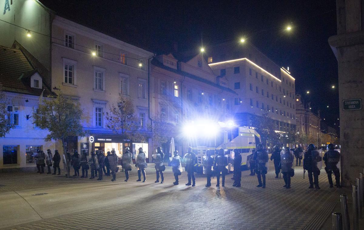 Nasilni protesti v Ljubljani, 5. november 2020. Ivan Gale vodni top | Sodelovali so ljubljanski policisti, konjeniki, vodniki službenih psov, pripadniki posebnih enot ljubljanske in drugih policijskih uprav, pripadniki specialne enote policije in helikopterska enota policije. | Foto Bojan Puhek