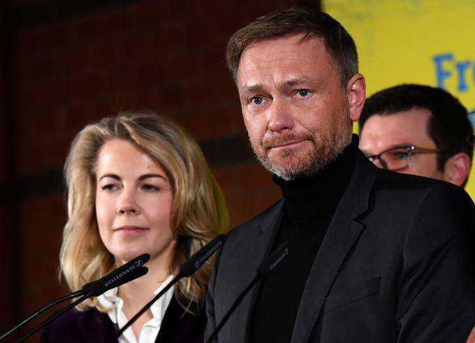 Christian Lindner, ki FDP vodi od leta 2013, je stranko leta 2017 spet pripeljal v zvezni parlament. A zadnje mesece ima vse več težav. Želeni preboj v vzhodnonemške deželne parlamente mu tudi s Teutebergerjevo ni uspel. FDP je lani vstopila samo v turinški deželni parlament, kjer pa jim tamkajšnji šef deželne FDP Thomas Kemmerich s spogledovanjem z AfD na državni ravni za zdaj dela več škode kot koristi. To so pokazale februarske deželne volitve v Hamburgu, kjer je FDP padla pod petodstotni prag in dobila le en neposredni mandat.  | Foto: Reuters