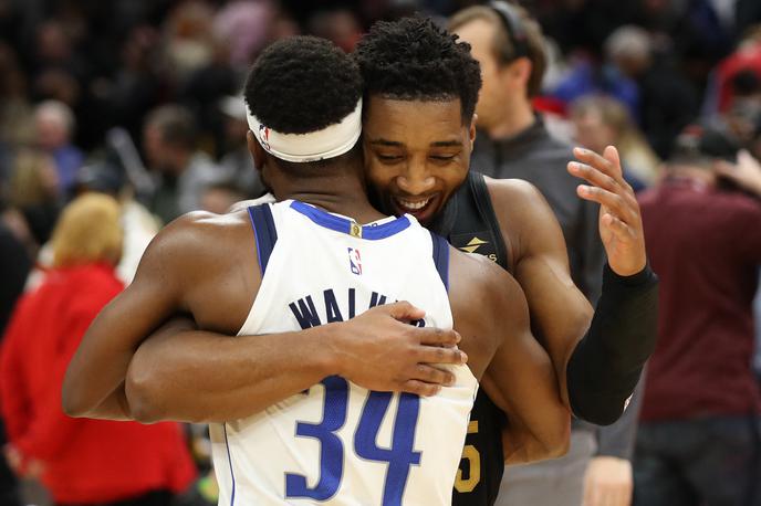 Kemba Walker  Donovan Mitchell | Košarkarji Dallas Mavericks so v gosteh z 99:100 izgubili proti ekipi Cleveland Cavaliers. Na fotografiji: najboljši strelec Dallasa Kemba Walker v objemu tekmeca Donovana Mitchella. | Foto Aaron Josefczyk-USA TODAY Sports