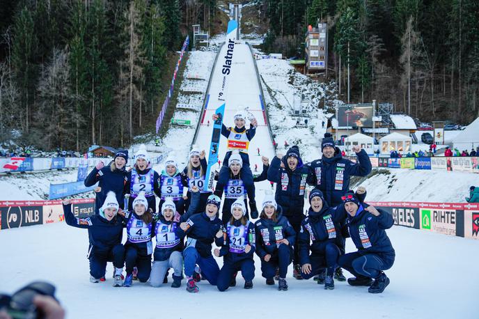 NIka Prevc Ljubno 2024 | Številni navijači so danes ob skalnici pod Rajhovko uživali v smučarskih skokih najboljših skakalk na svetu.  | Foto NordicFocus