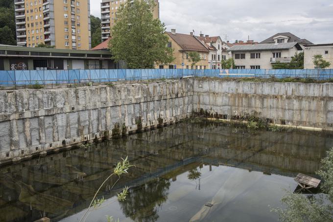 Gradbena jama povzroča velike preglavice tamkajšnjim sosedom. V jami se zadržuje voda, v kateri so žabe in mrčes, ki motijo stanovalce. Leta 2010 se je del Gubčeve ulice vdrl v gradbeno jamo, ker se je porušil del zidu gradbene jame. | Foto: Matej Leskovšek