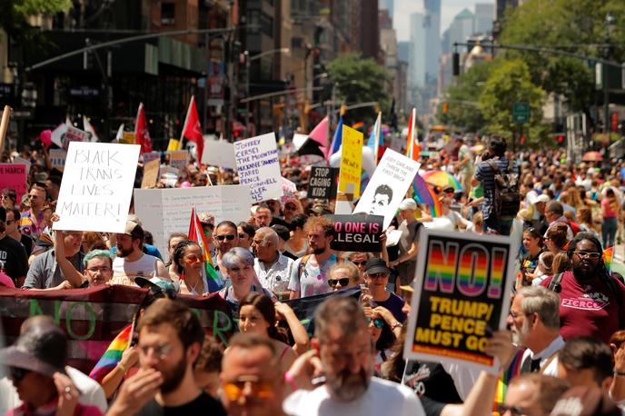 Parada ponosa v New Yorku | Na newyorški paradi ponosa sodeluje okoli 150 tisoč udeležencev, v živo pa jo spremlja več kot dva milijona ljudi. | Foto Reuters