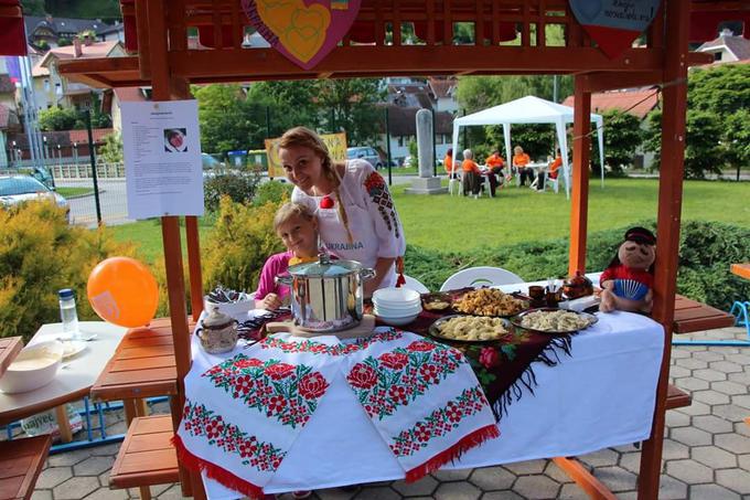 Marjana s svojo hčerko v Sloveniji večkrat predstavlja ukrajinsko tradicijo. | Foto: Osebni arhiv