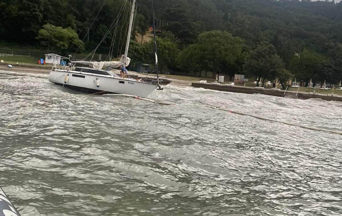 jadrnica, Strunjan, reševanje, policija | Z reševanjem jadrnice so se kar namučili.  | Foto PU Koper