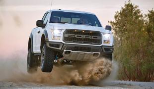 Ford F-150 raptor – več peska lahko v zrak požene le še puščavski vihar (video)