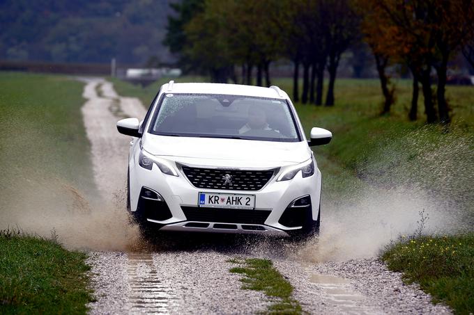 Ko gre za napredno športno terensko vozilo, izziv nikoli ni majhen: večja razdalja med podvozjem in tlemi, višji položaj za vožnjo, višje težišče ... V tej kategoriji vozil se stilske odločitve pogosto sprejema v škodo vožnje. Vendar ne pri Peugeotu 3008. Lahkotno vodljiv, bo hitro prijatelj z vsemi vozniki, saj se že ob prvih zasukih koles zgodi čarovnija. Vozne lastnosti so brezhibne, krmilni mehanizem je natančen, voznik dobro čuti cesto in ima občutek agilnosti in varnosti. Vse je tu. Čarovnija? Nikakor ne. Ta rezultat je plod dela, ki temelji na dolgoletnih izkušnjah, ter najsodobnejših in najučinkovitejših tehnologij. Ne pozabite, da se v njem zrcalijo izkušnje številnih Peugeotovih športnih zmag. To je avtomobil, ki razume vsakega voznika. | Foto: Jure Gregorčič