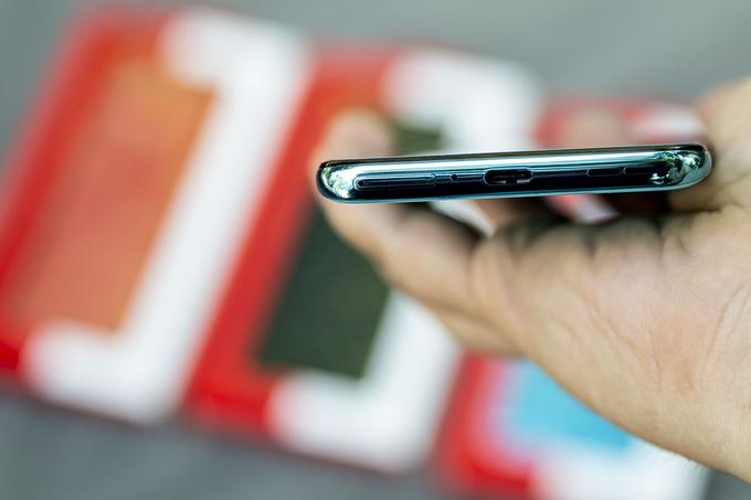 Kot večina današnjih novih telefonov tudi OnePlus Nord nima analognega 3,5-milimetrskega vhoda za starejše slušalke. | Foto: Ana Kovač